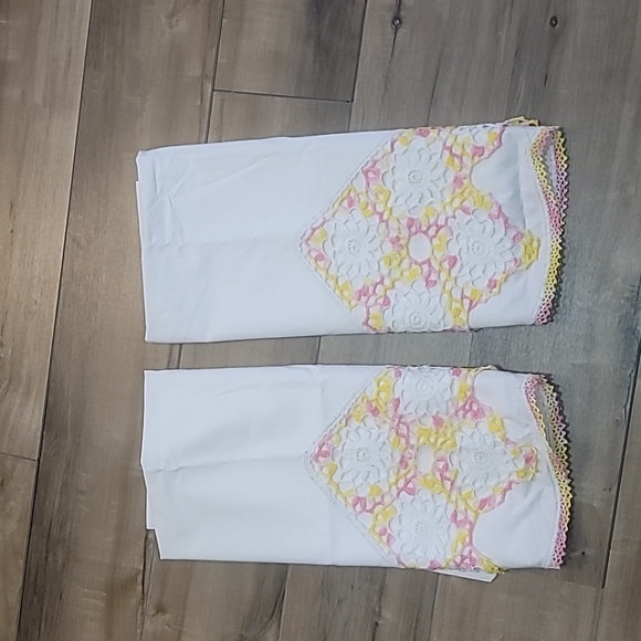 Vintage handmade white pillowcases with white yellow pink doilies tatting added - Picture 10 of 11